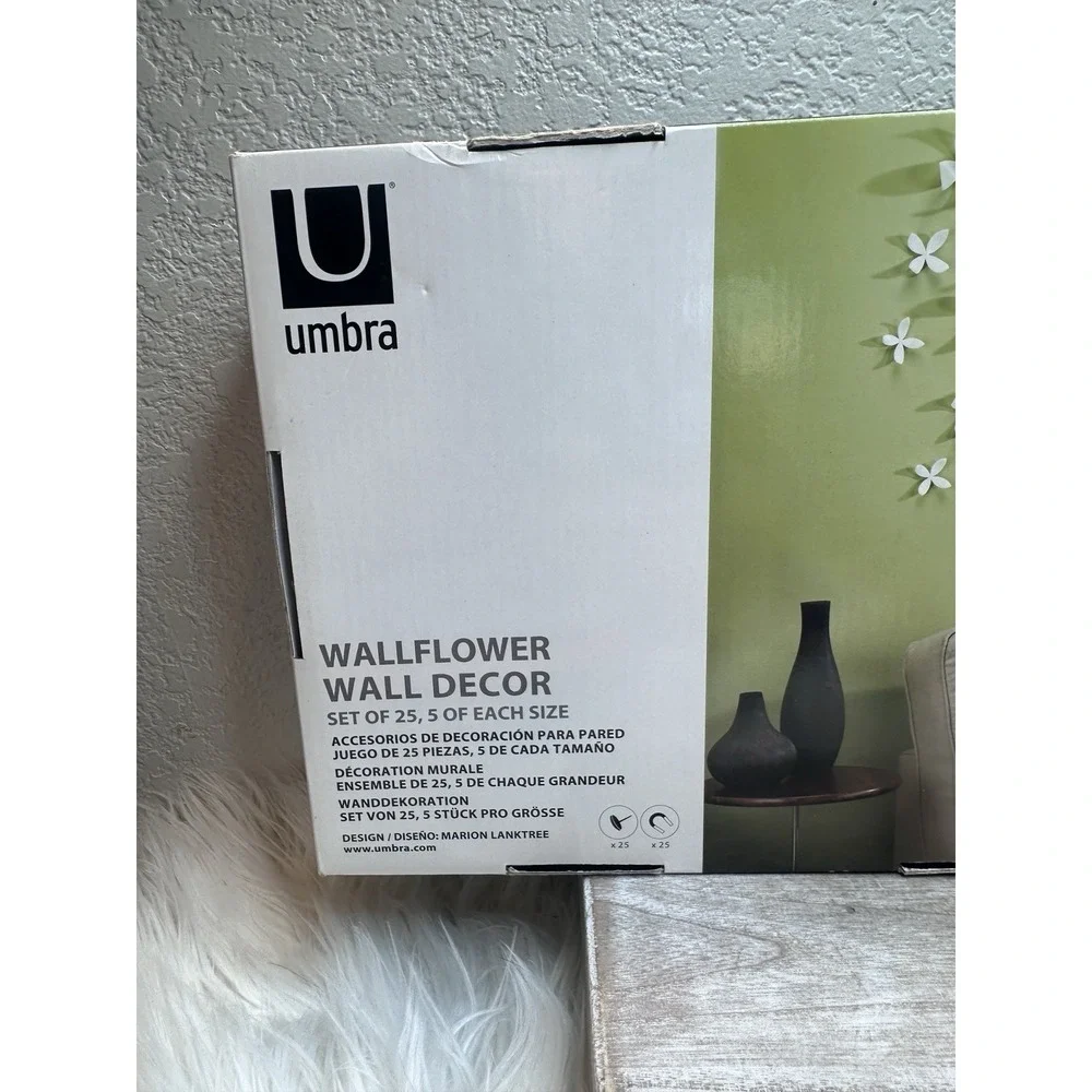 $39 🌙 NIB Umbra Wallflower Wall Decor - Set of 25